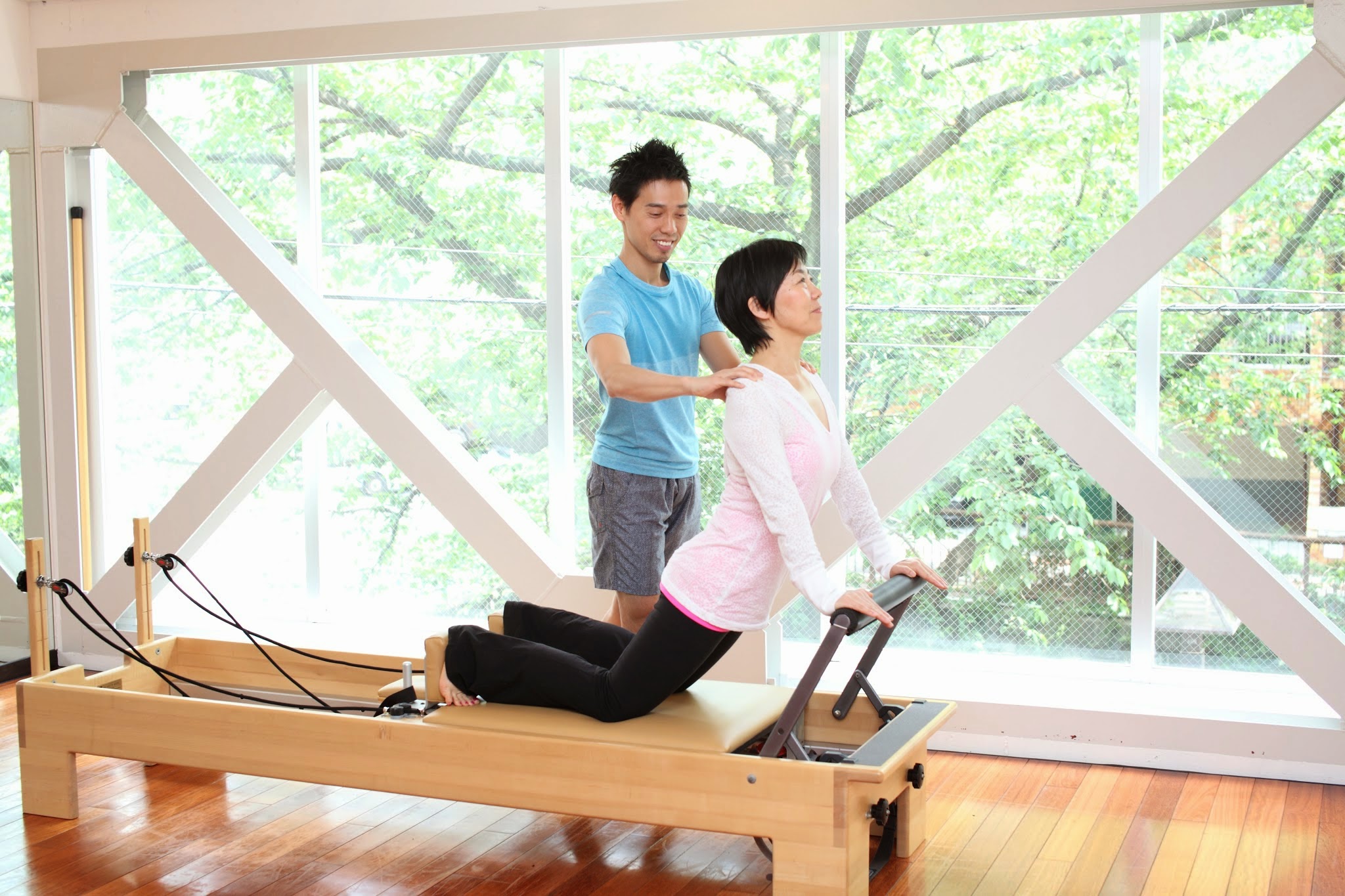ピラティスの指導を受ける女性