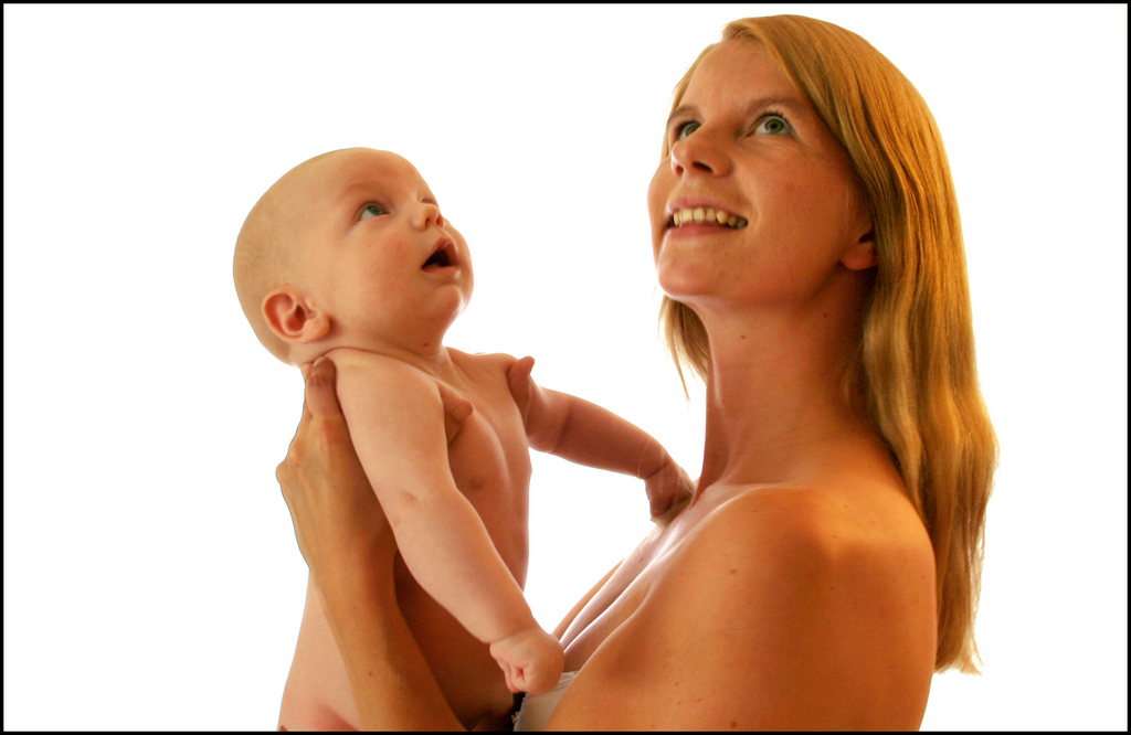 赤ちゃんを抱える母親