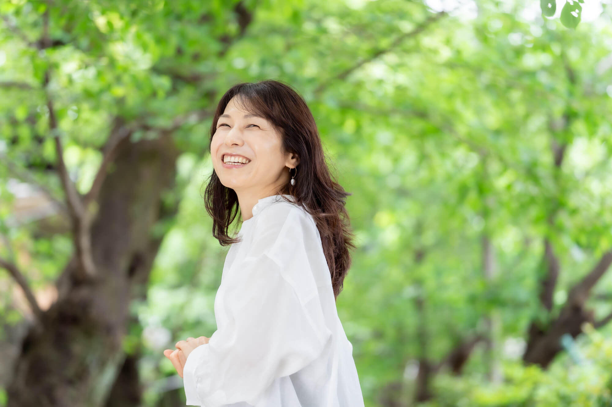 自然の中にいる、笑顔の女性
