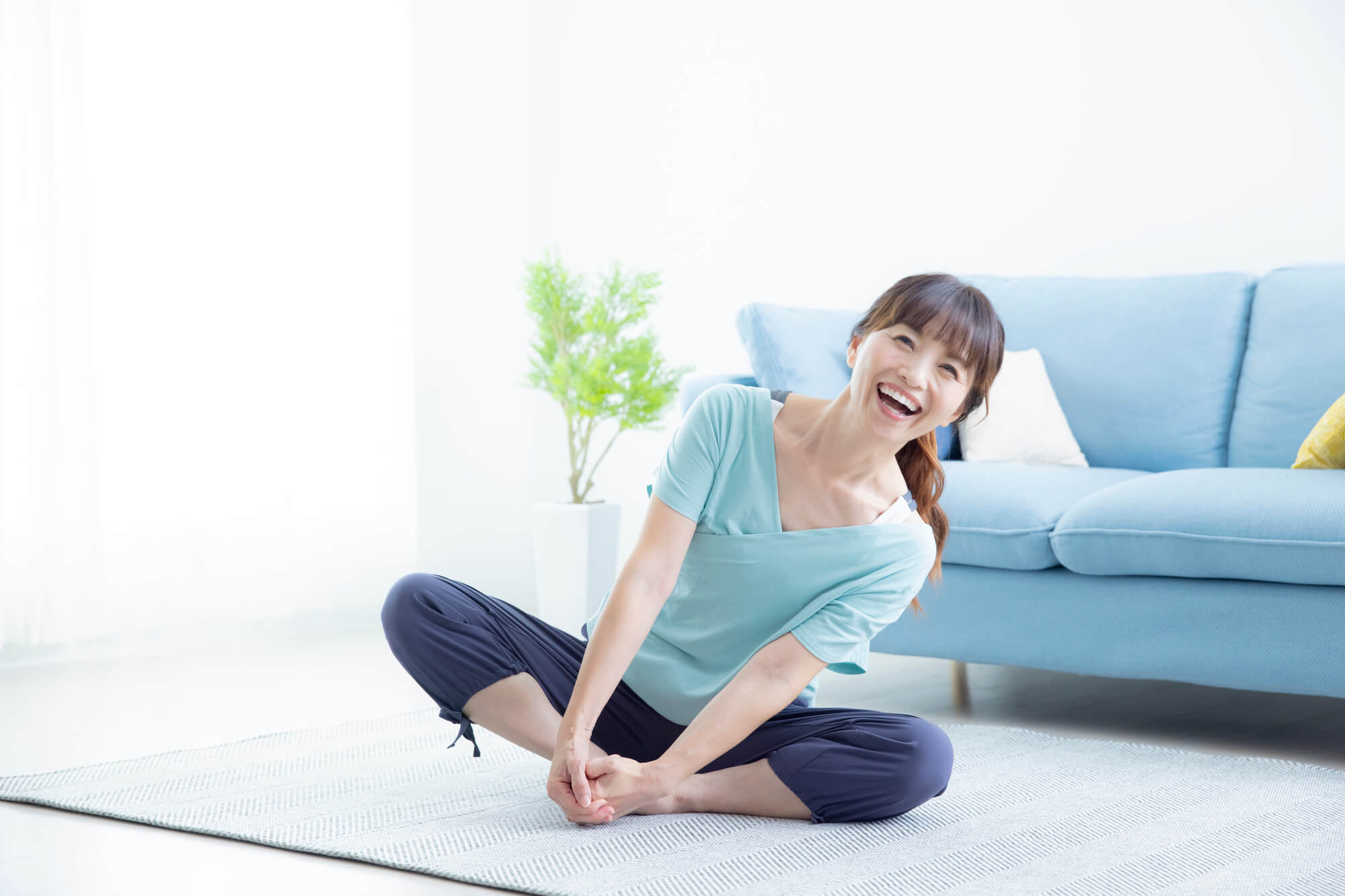 笑顔で座禅を組む女性