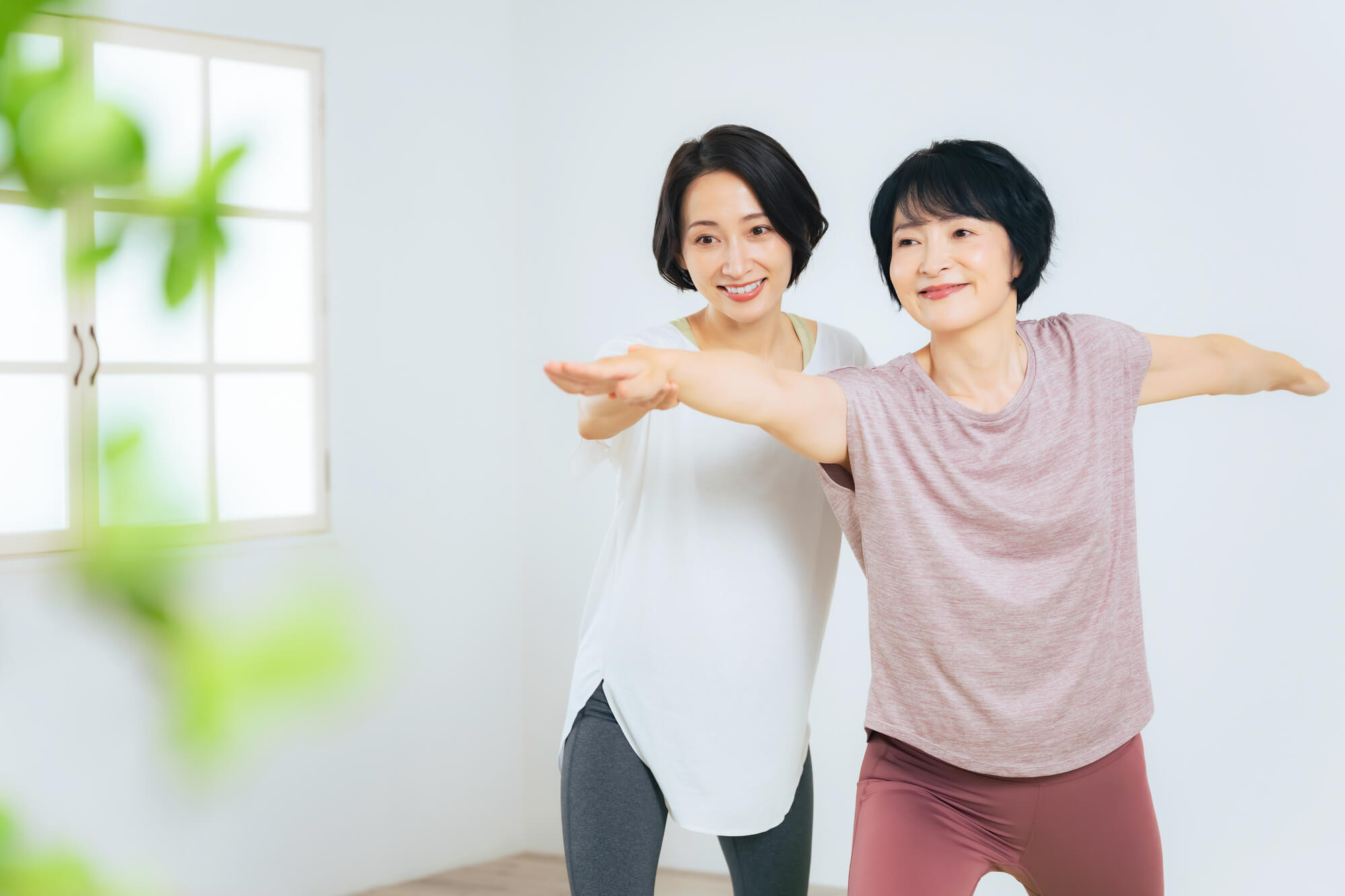 ヨガのレッスンを受ける女性