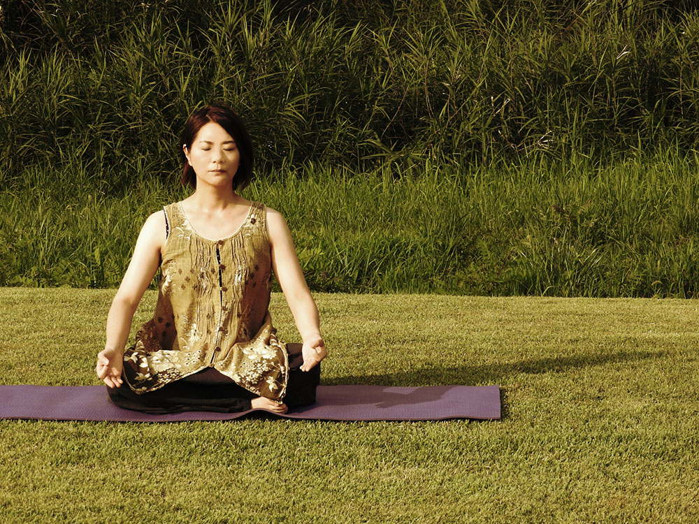 瞑想する女性