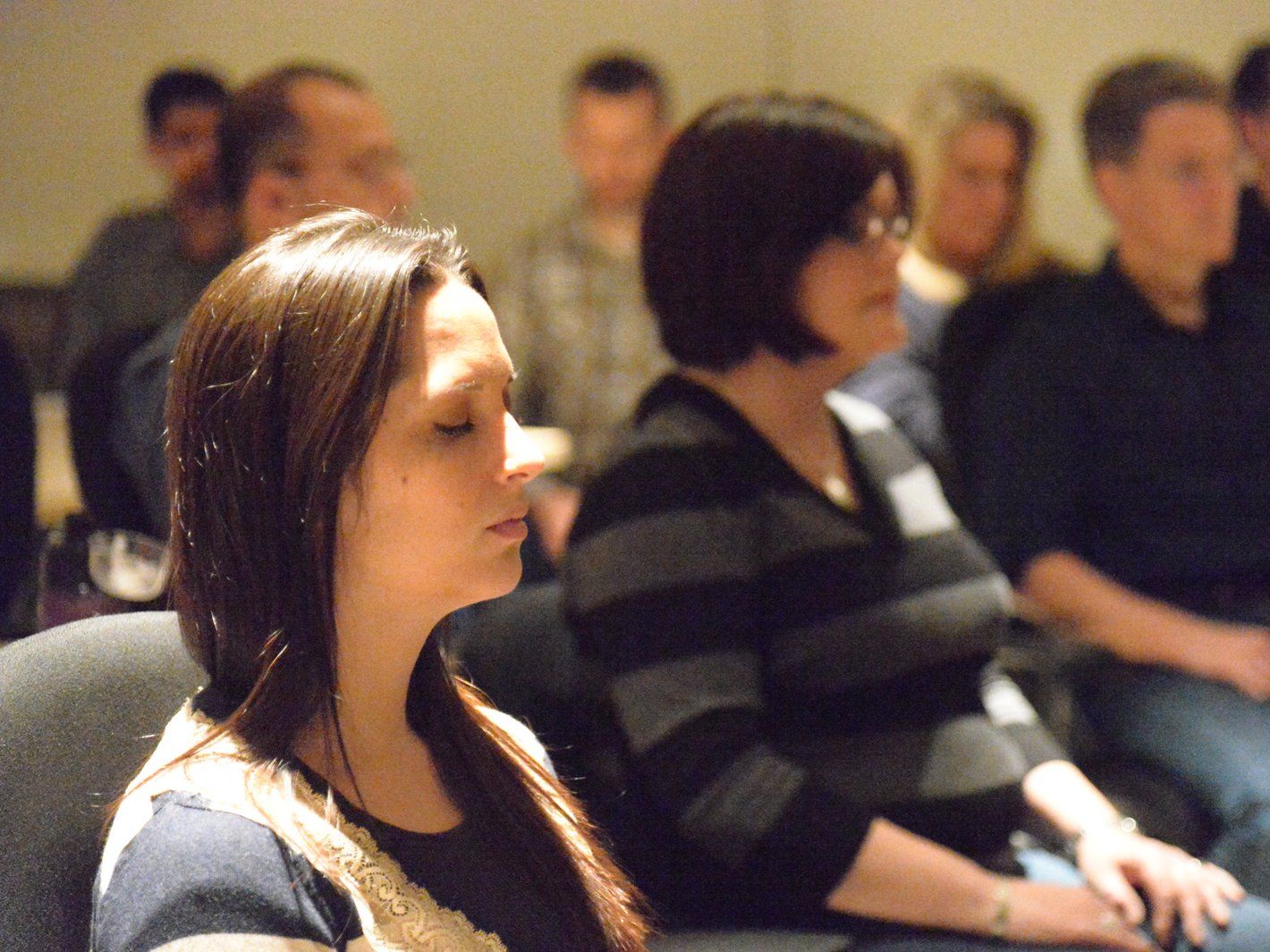 目を閉じる女性