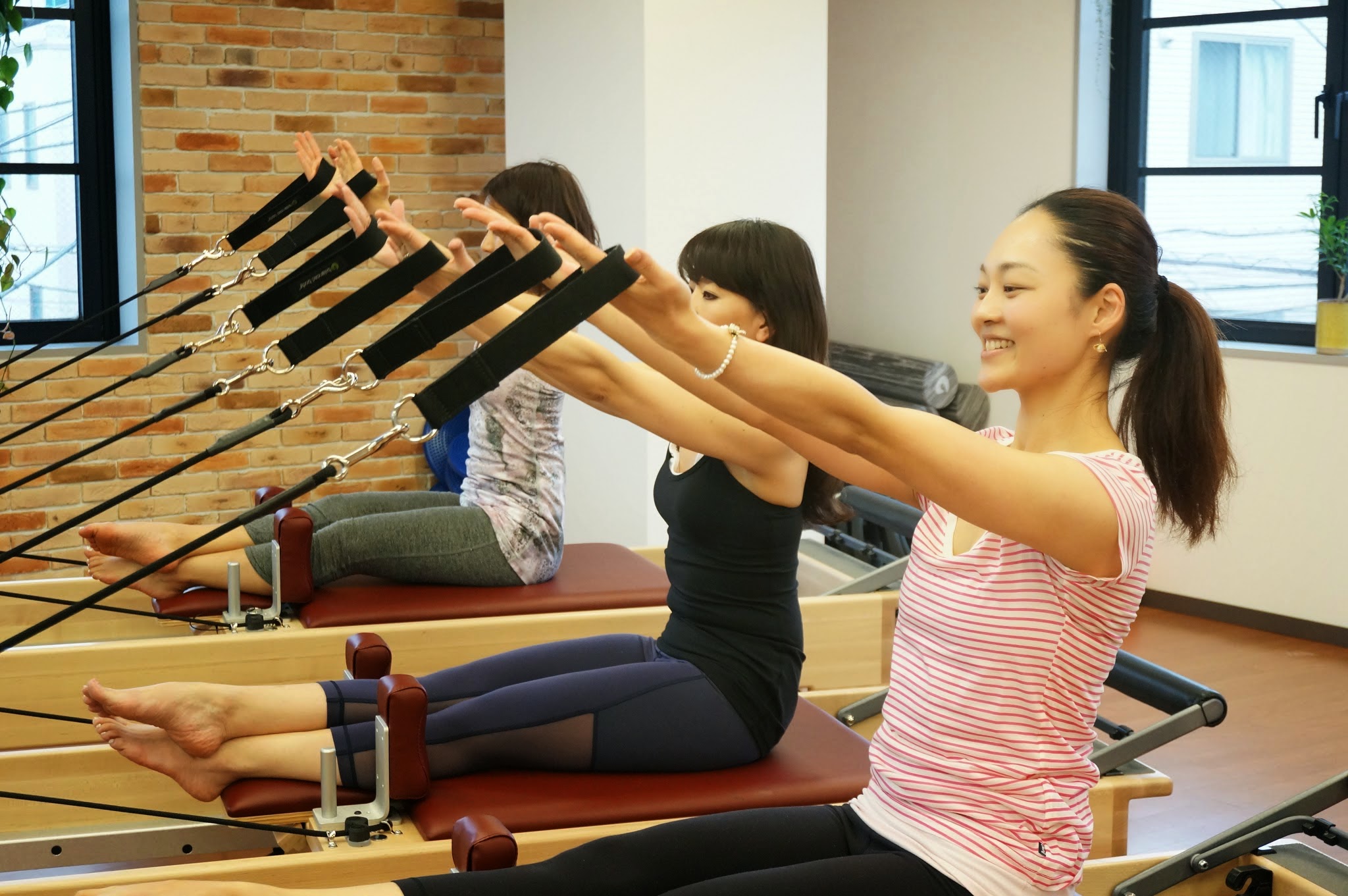 マシンピラティスをする女性
