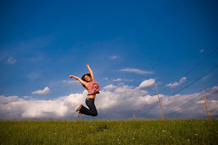 思い切り飛ぶ女性