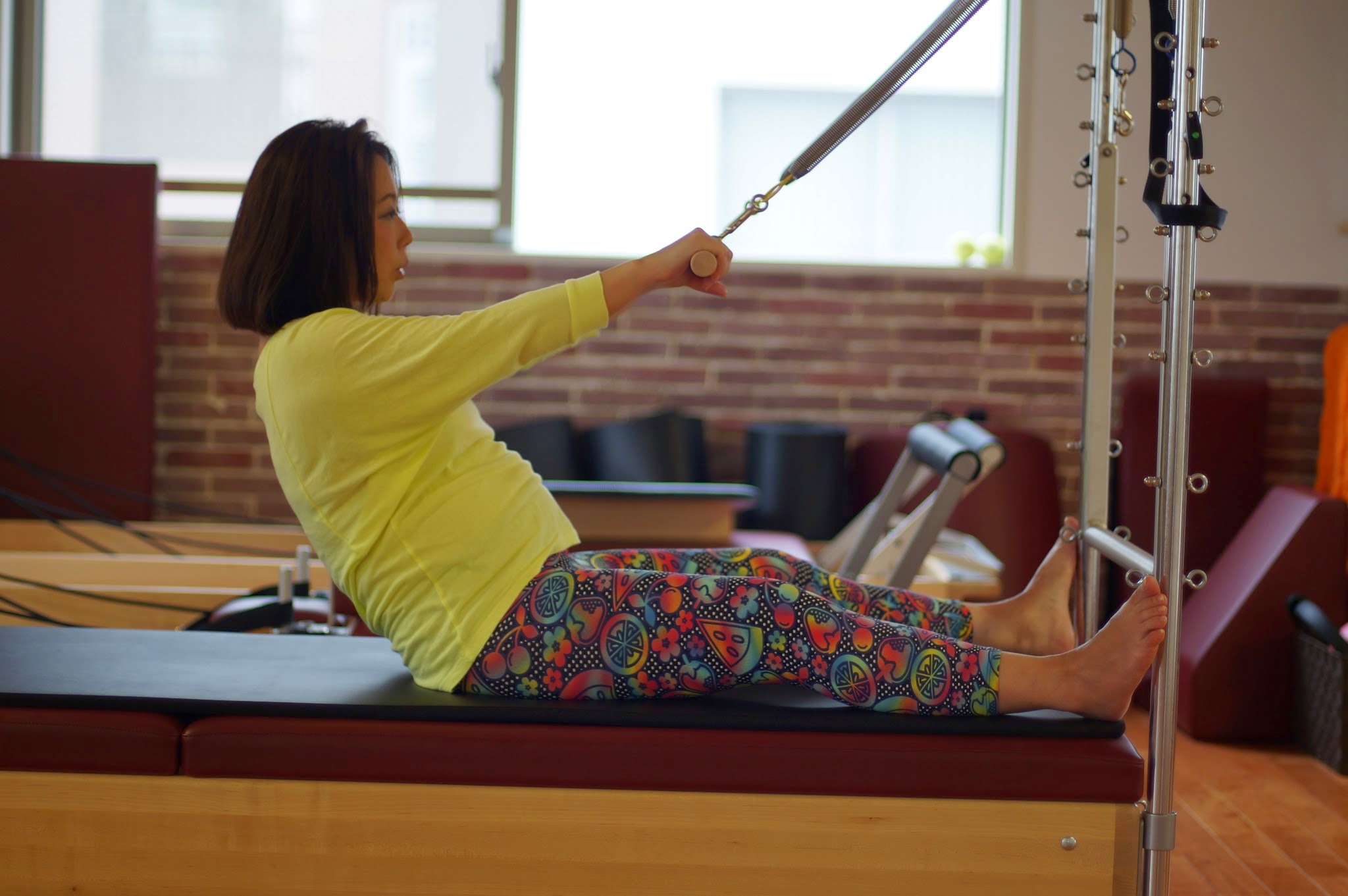 マシンピラティスをする女性