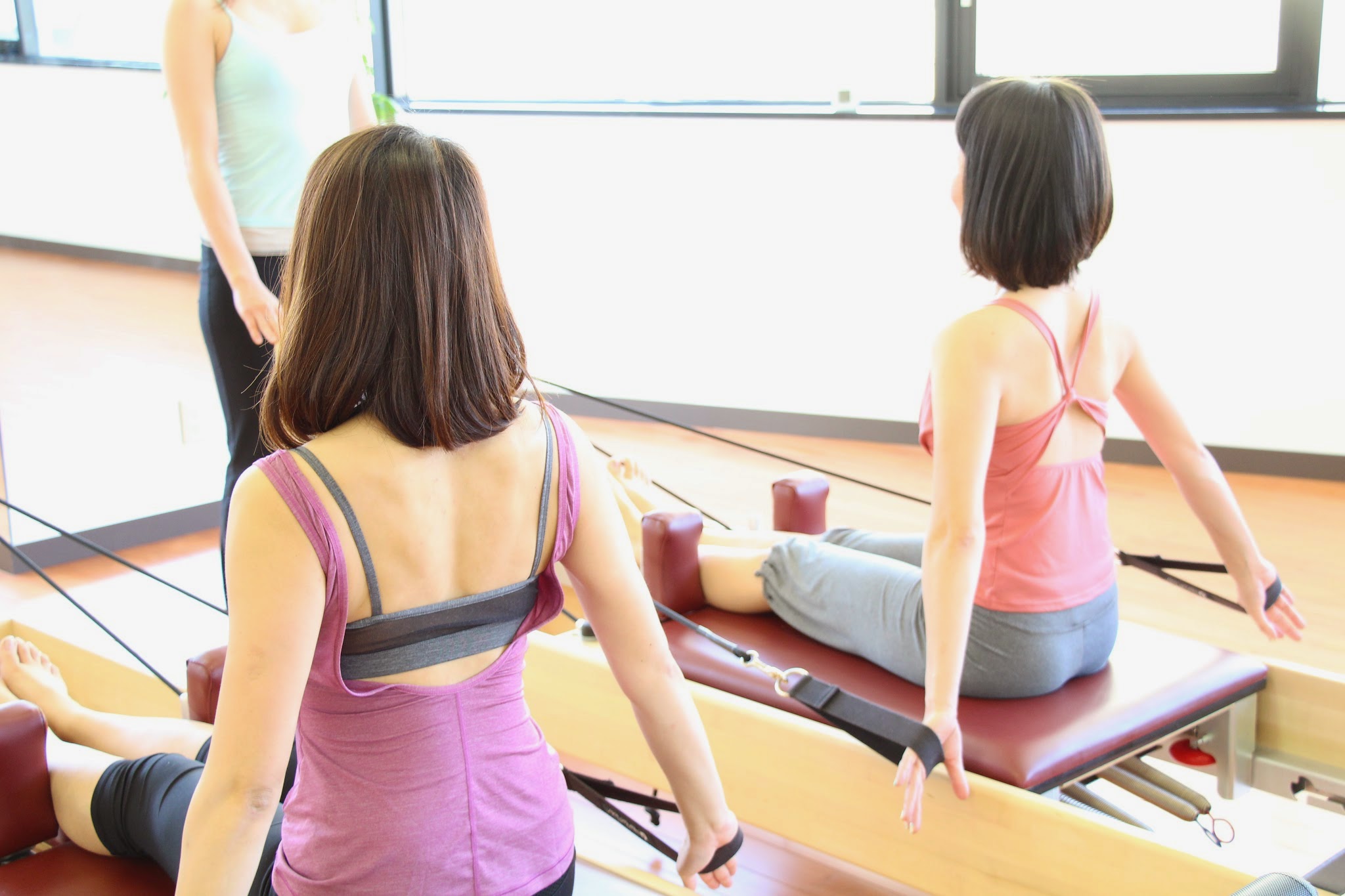 マシンピラティスをする女性