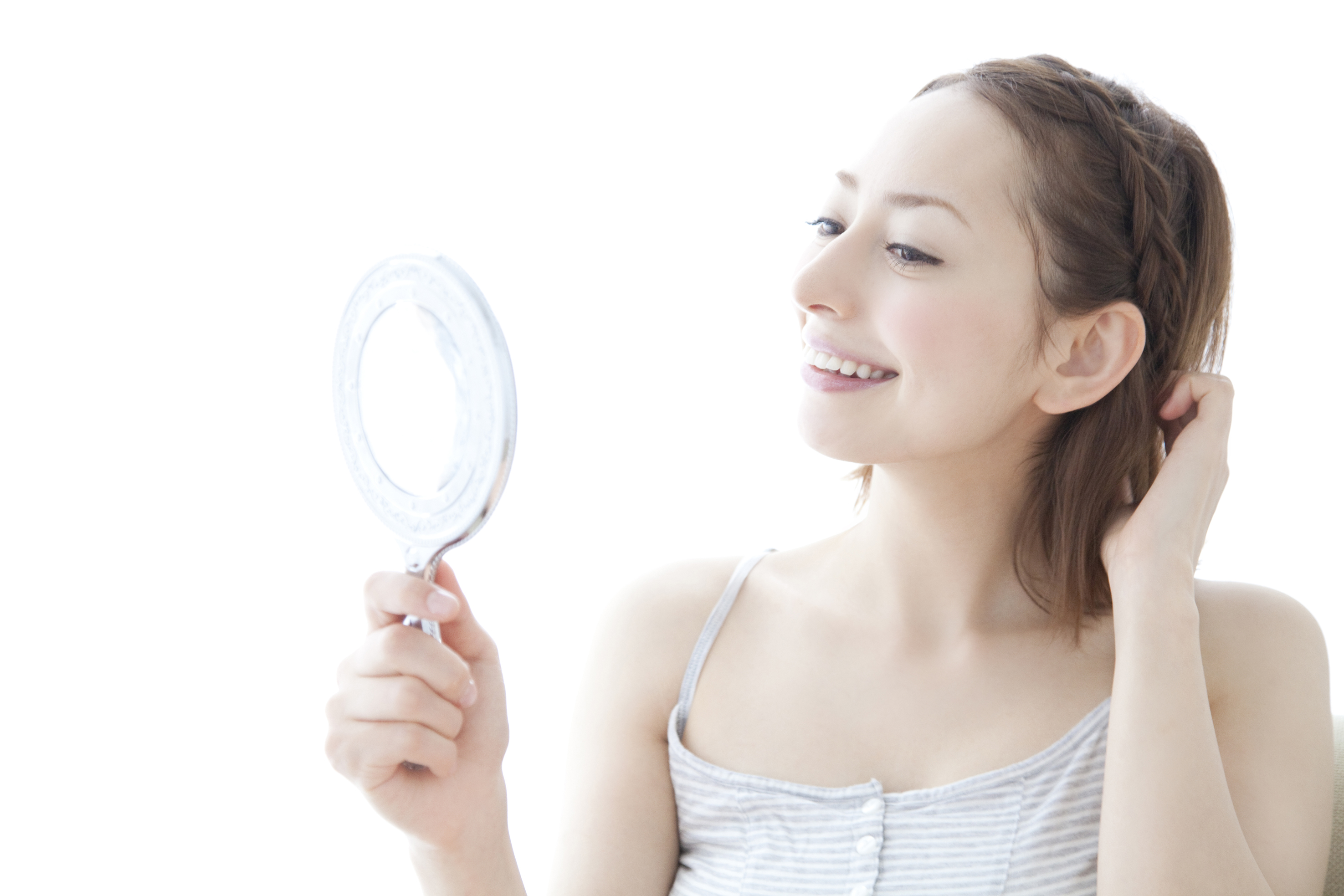 鏡で表情を確認する女性