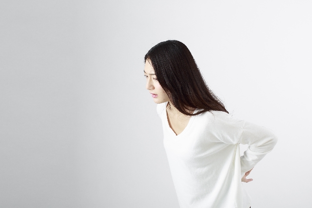 腰痛を気にする女性