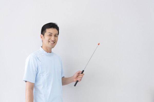 何かを指し示す男性