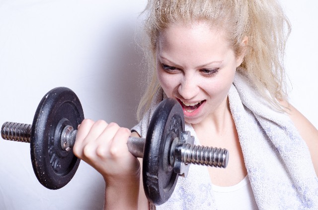 ダンベルを持つ女性