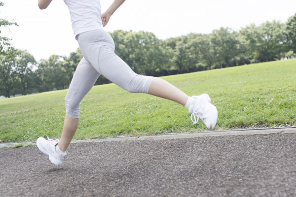 ランニングする女性