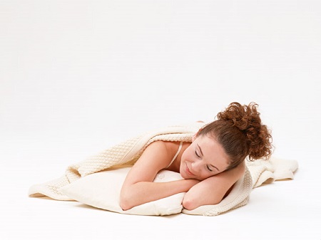 うつ伏せで寝る女性