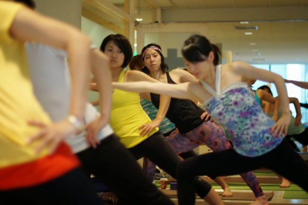 ピラティスをする女性