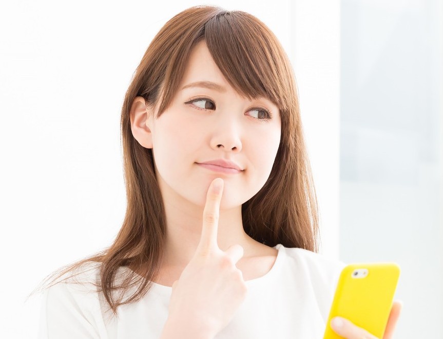 顎に手を当てる女性