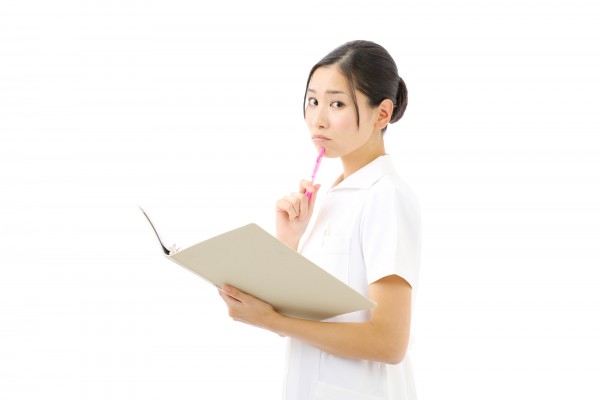 カルテを確認する女性