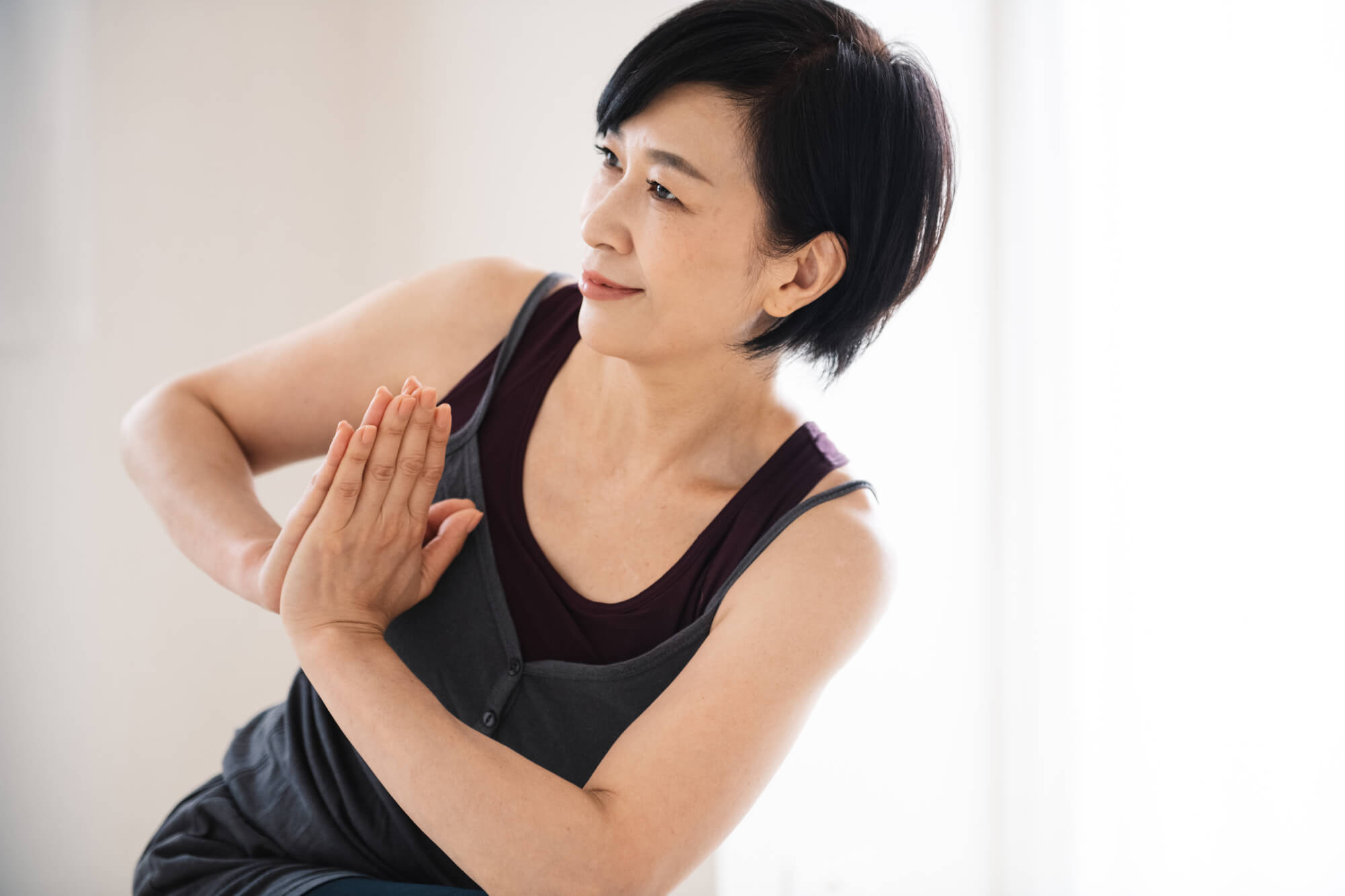 ヨガに取り組む女性