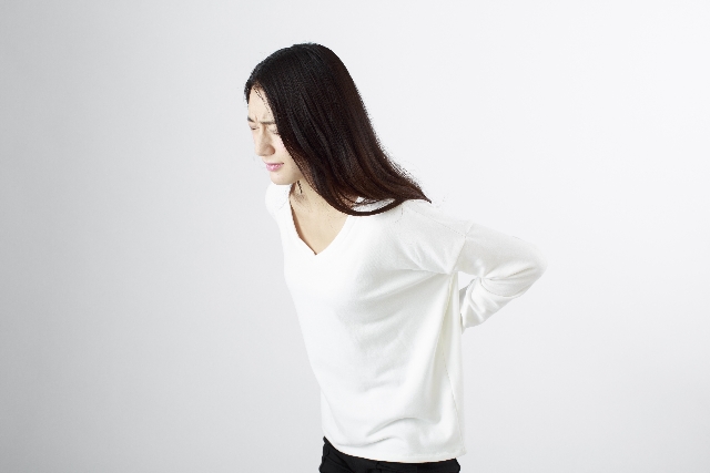 腰痛を気にする女性