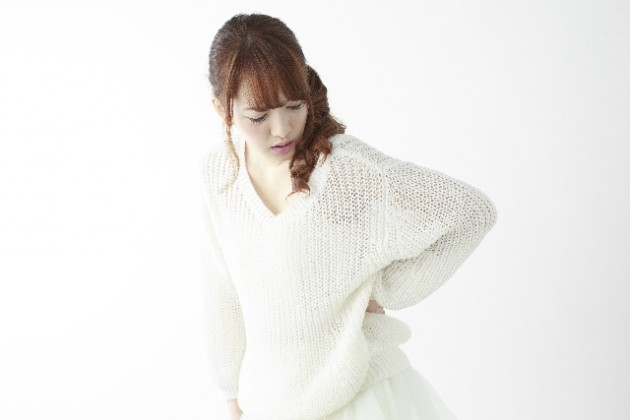 腰痛を気にする女性