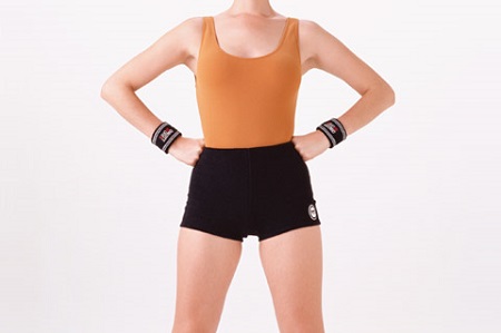 腰に手を当てポーズをとる女性