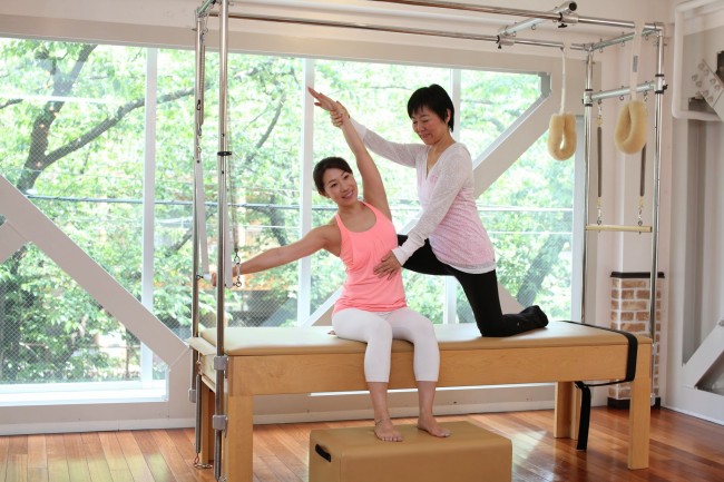 ピラティスの指導を受ける女性