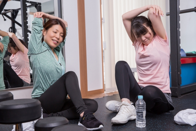 背中を伸ばす女性