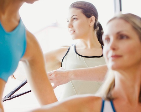 ピラティスをする女性