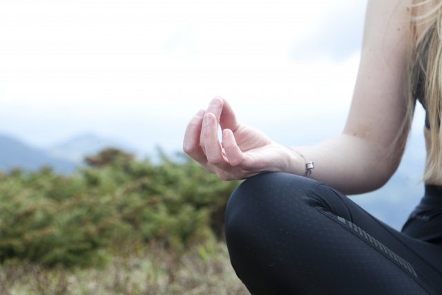 瞑想する女性