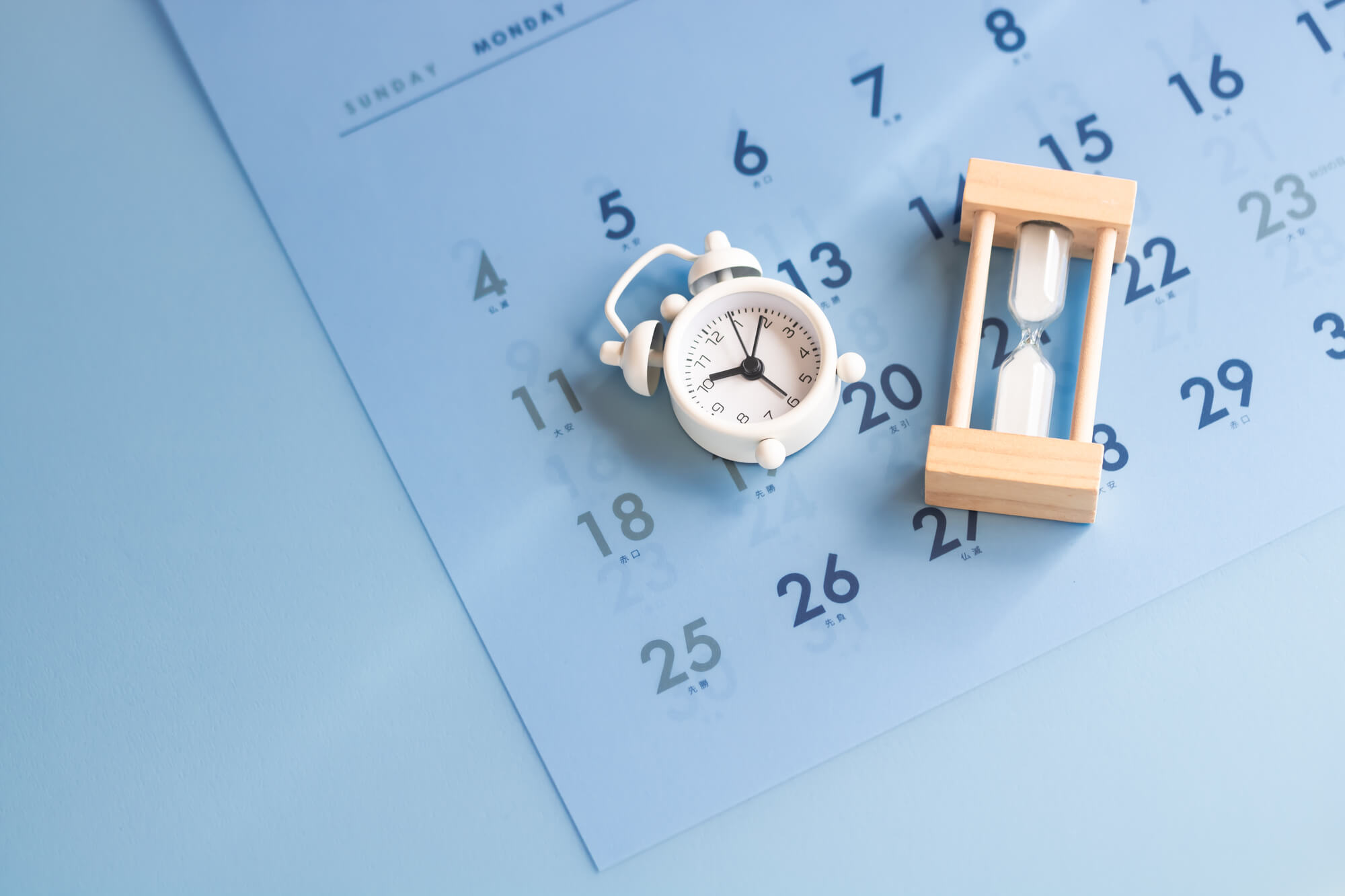 カレンダーと目覚まし時計と砂時計