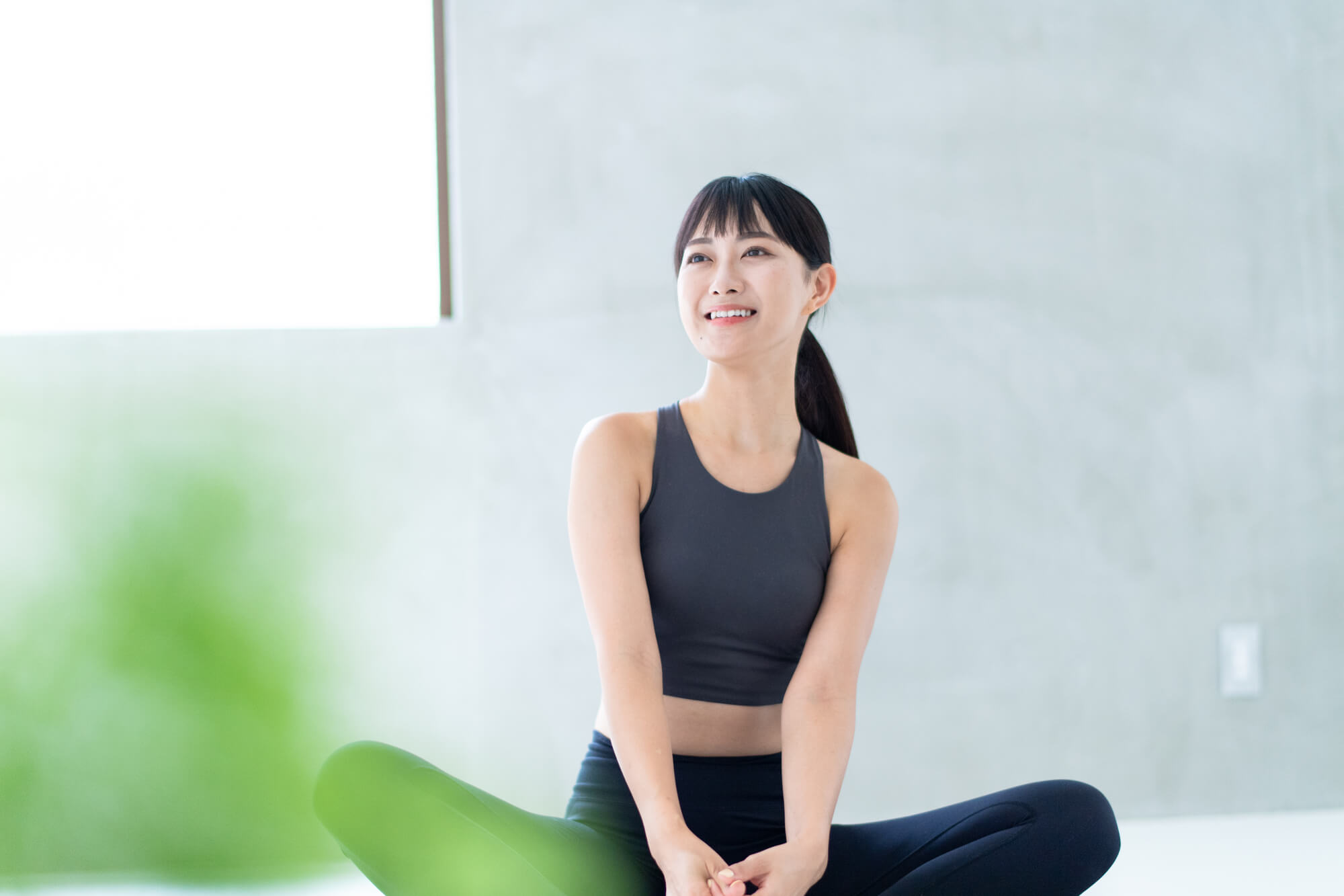 笑顔でピラティスを行う女性