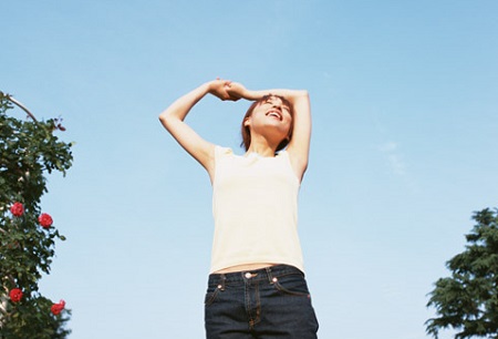 日光を浴びる女性