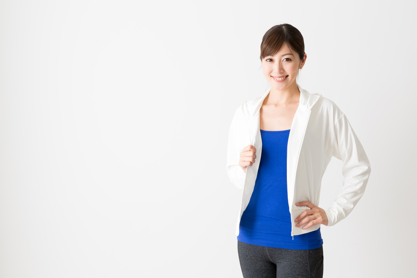 上着を羽織る女性