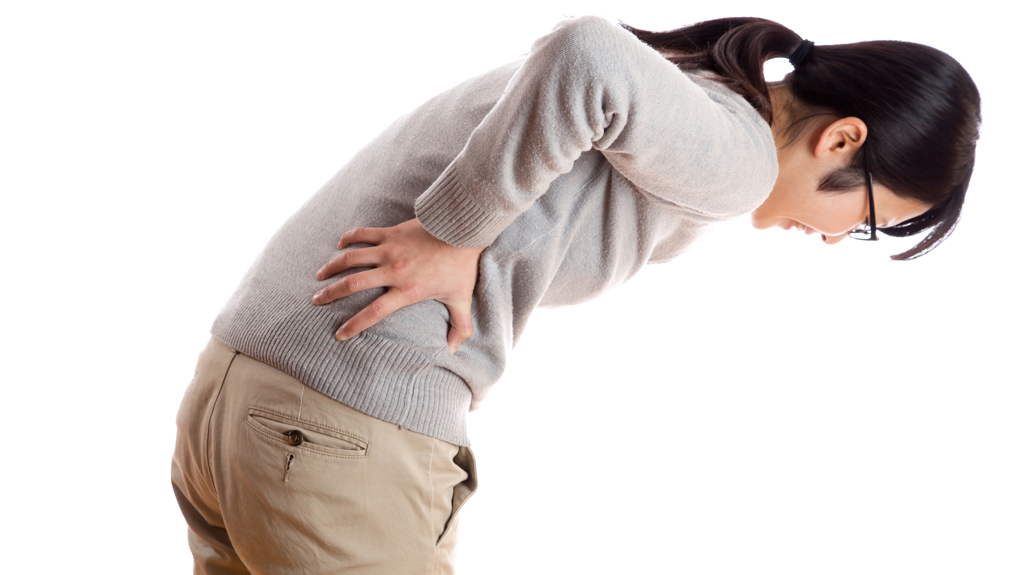 腰に手を当てる女性