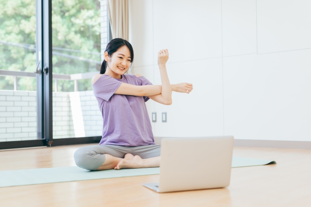 オンラインでピラティスを行う女性