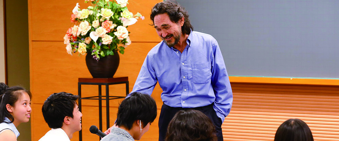 参加者にマイクを当てる講演者