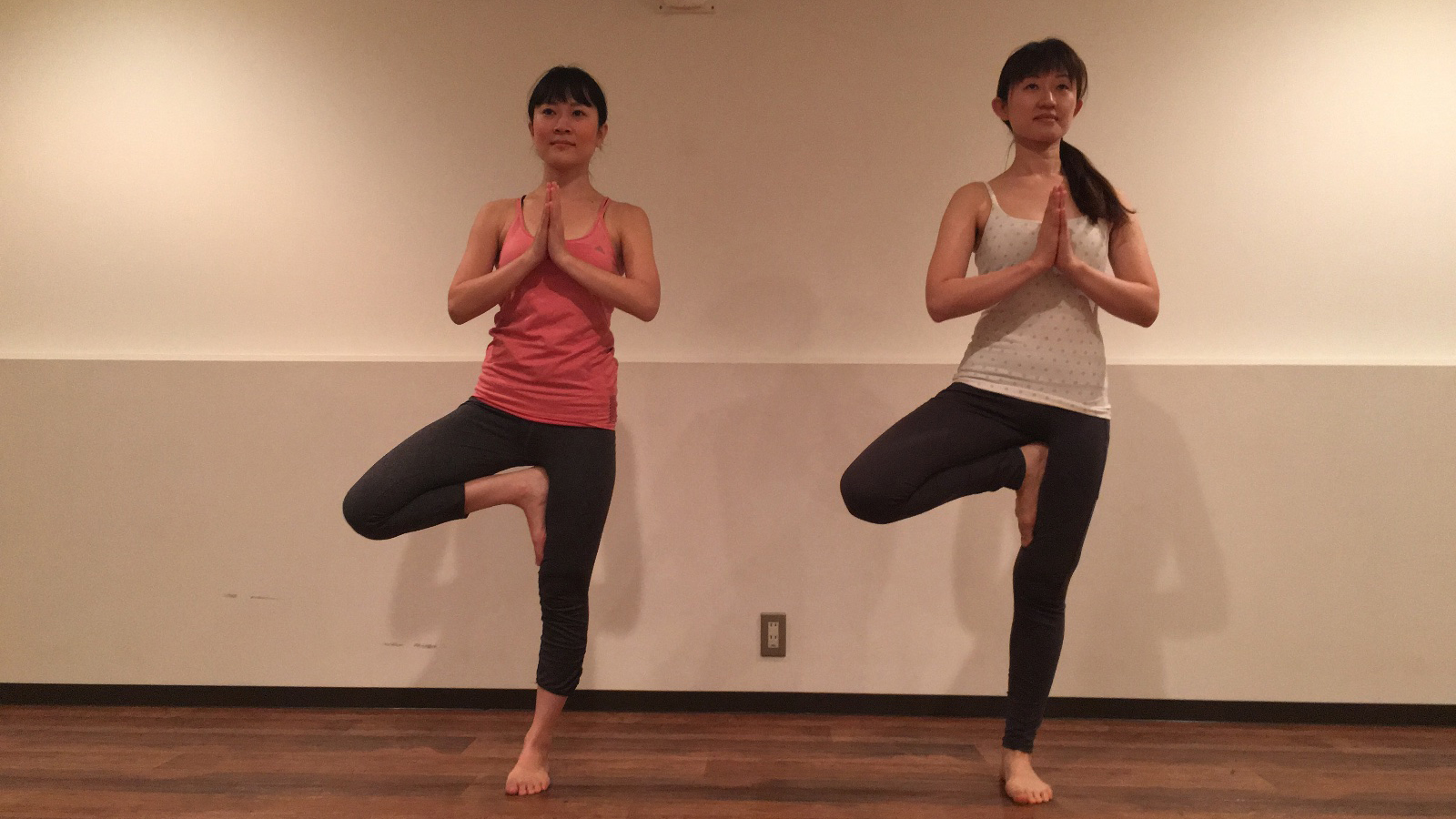 ヨガをする女性