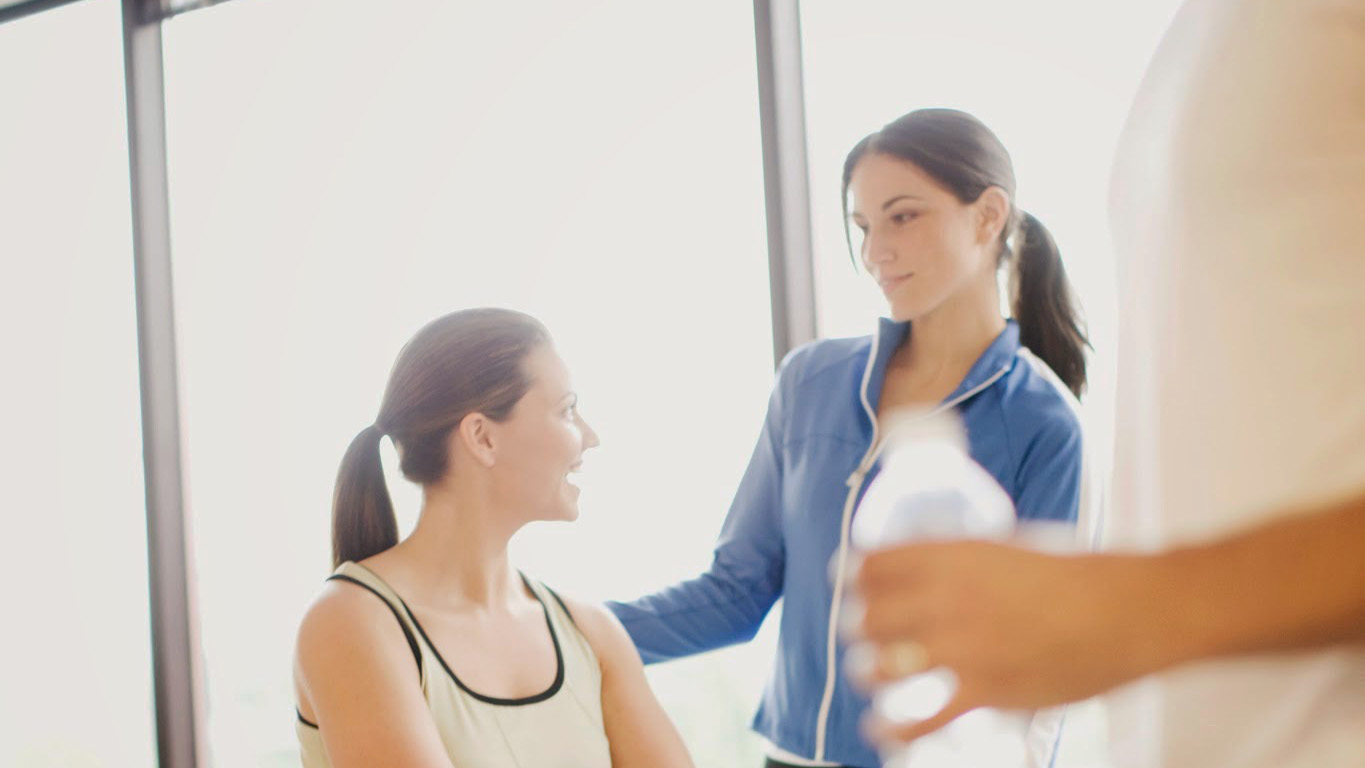 休憩中に会話をする女性