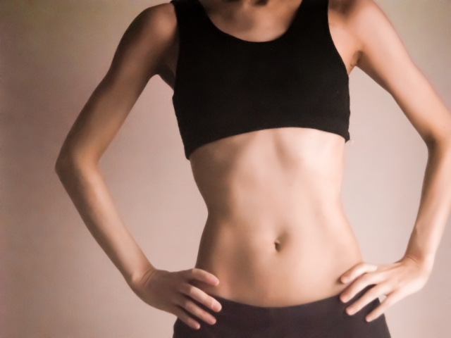 腰に手を当てる女性