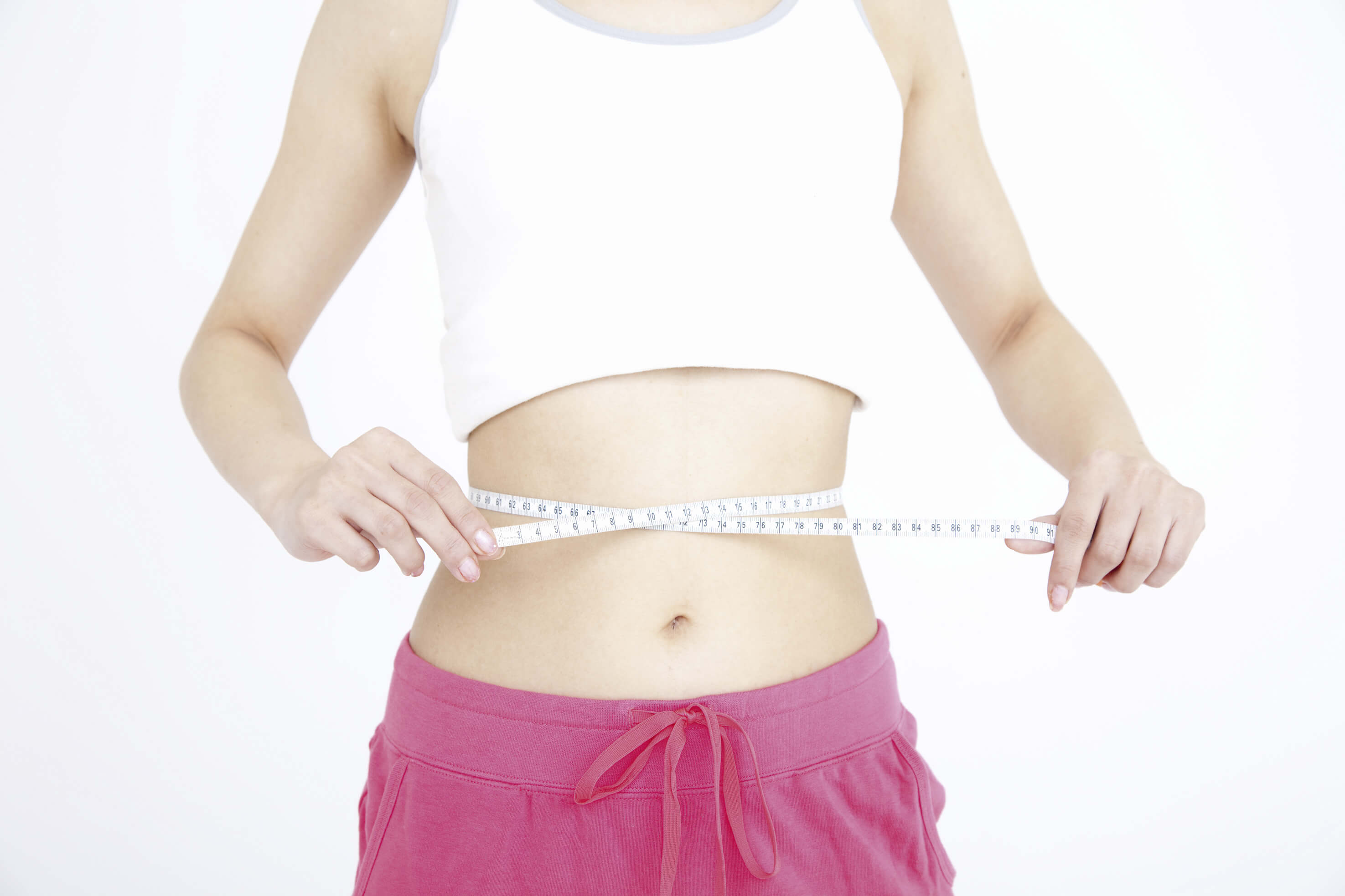 腹囲を図る女性
