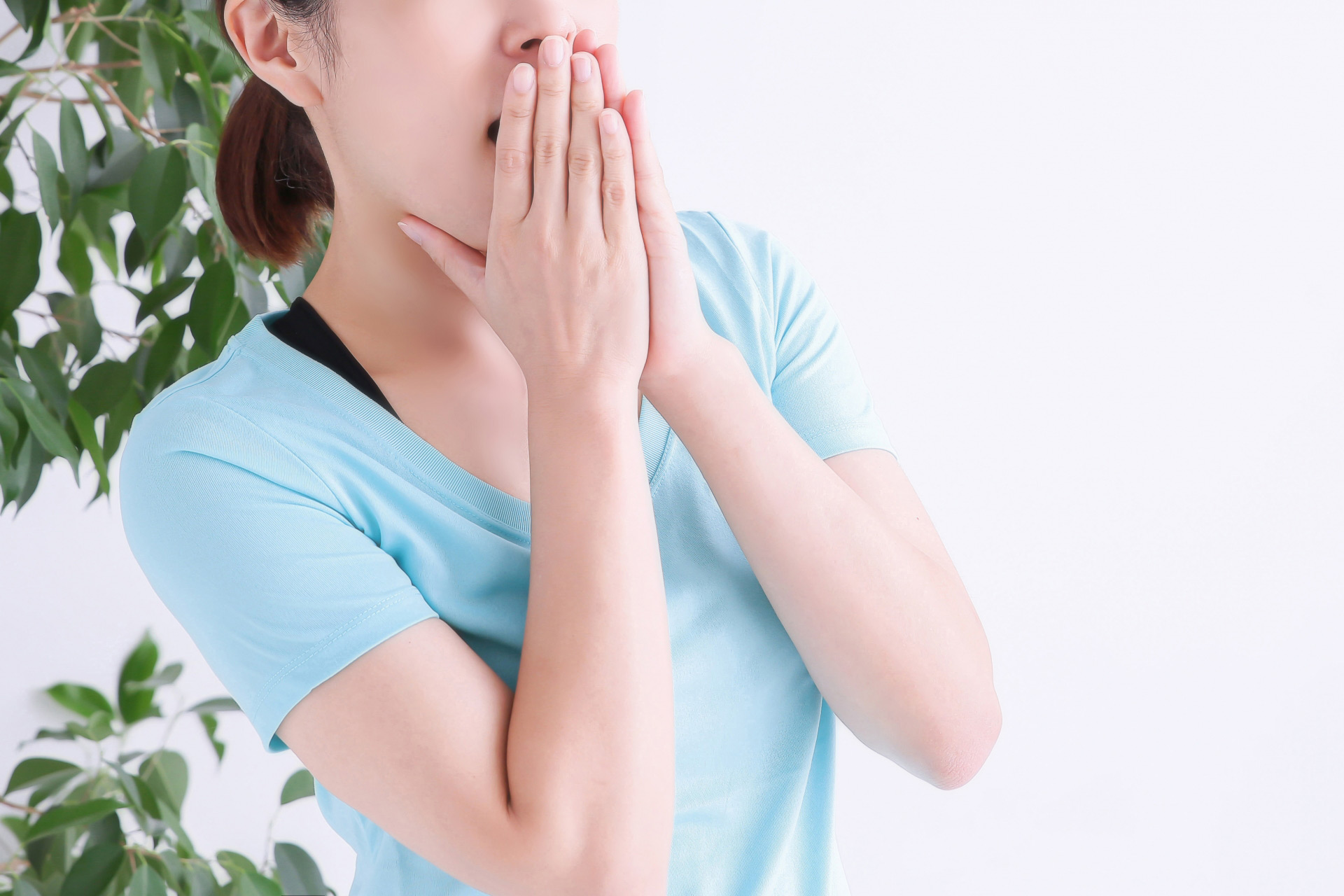 あくびをする女性