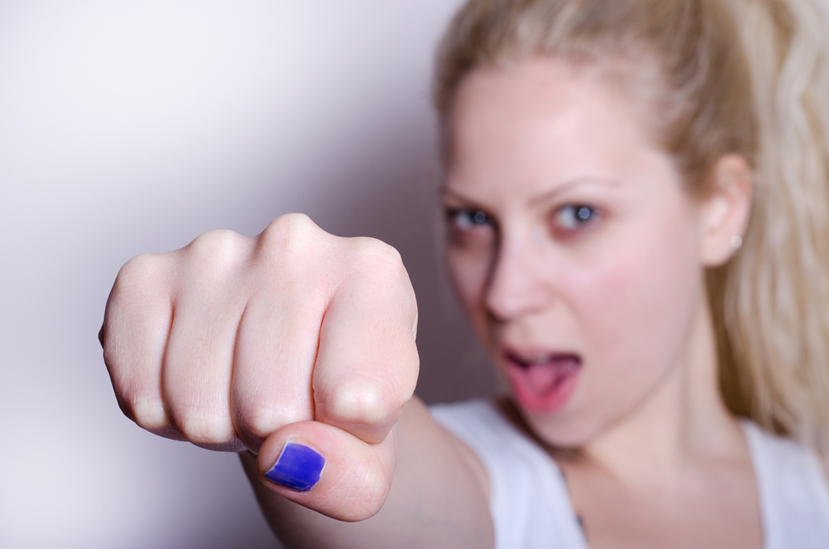 グーを握る女性