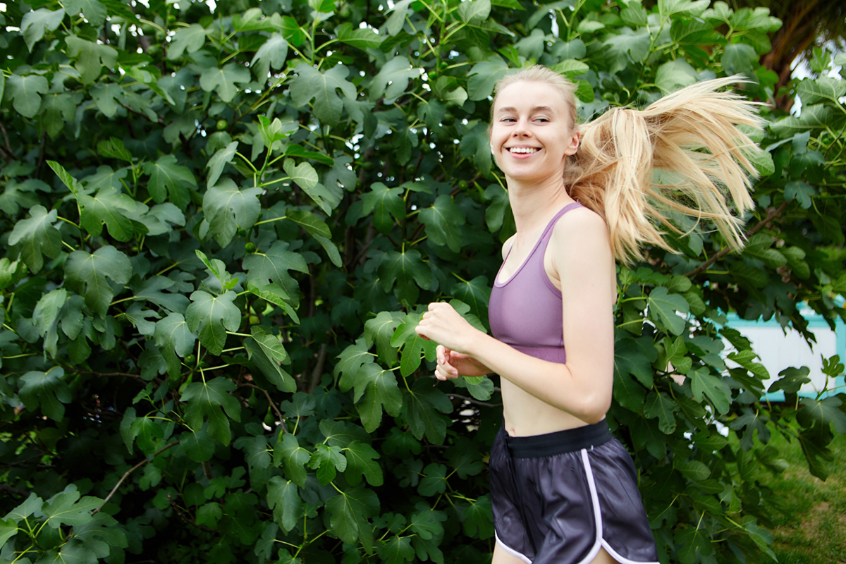 ランニングする女性