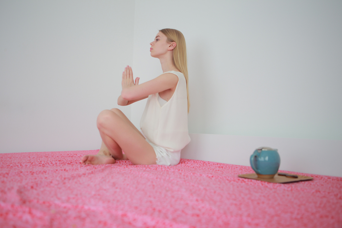 瞑想のポーズを女性