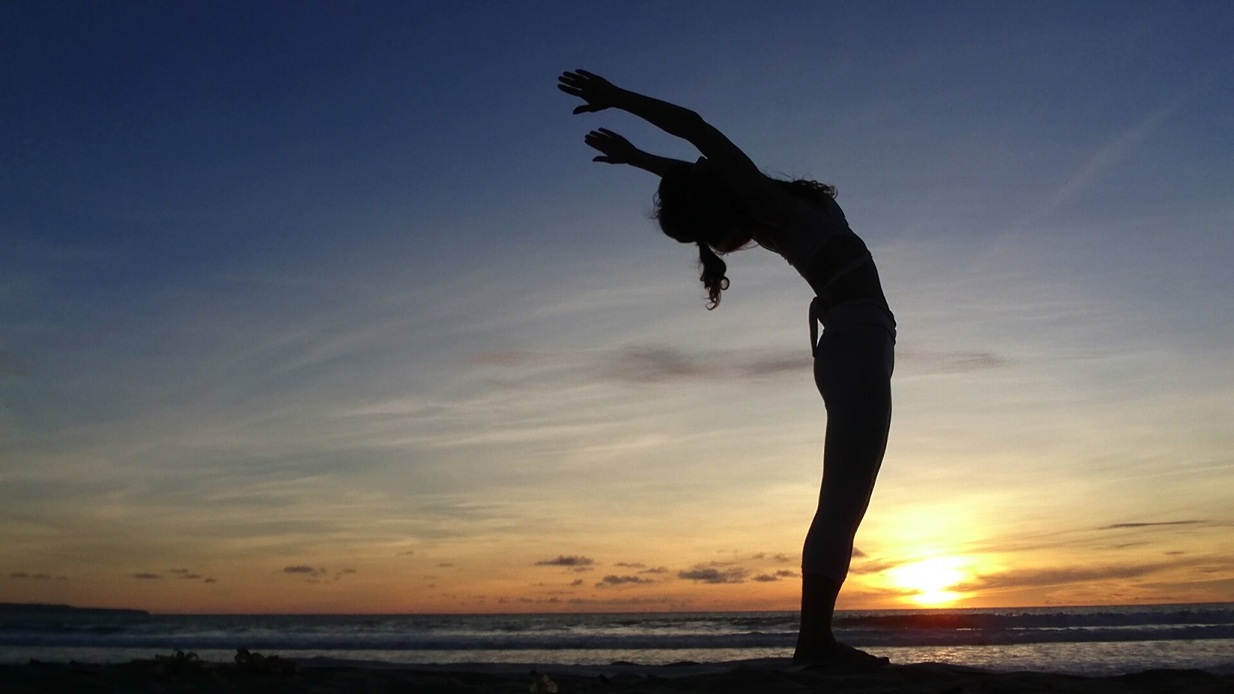 天を見上げる女性