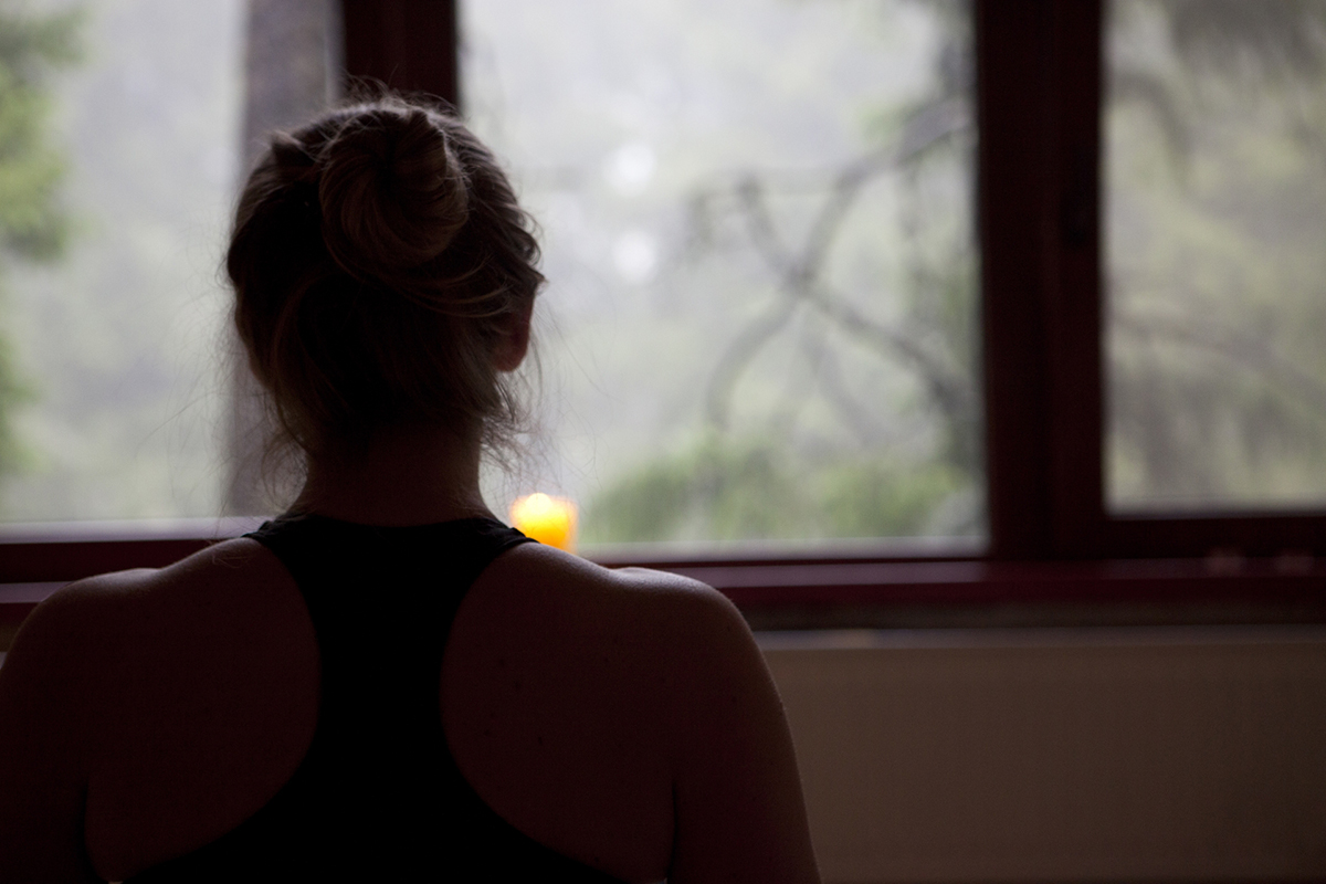 外を眺める女性