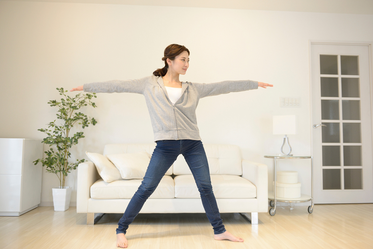 ピラティスをする女性