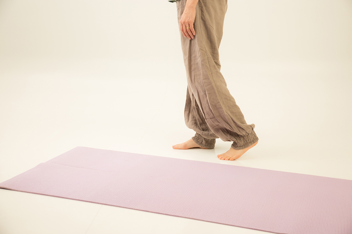 マットと男性の下半身