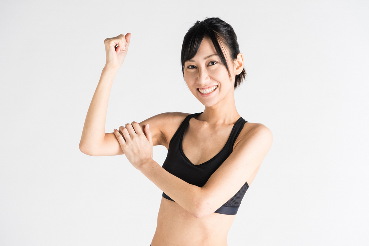 ガッツポーズする女性