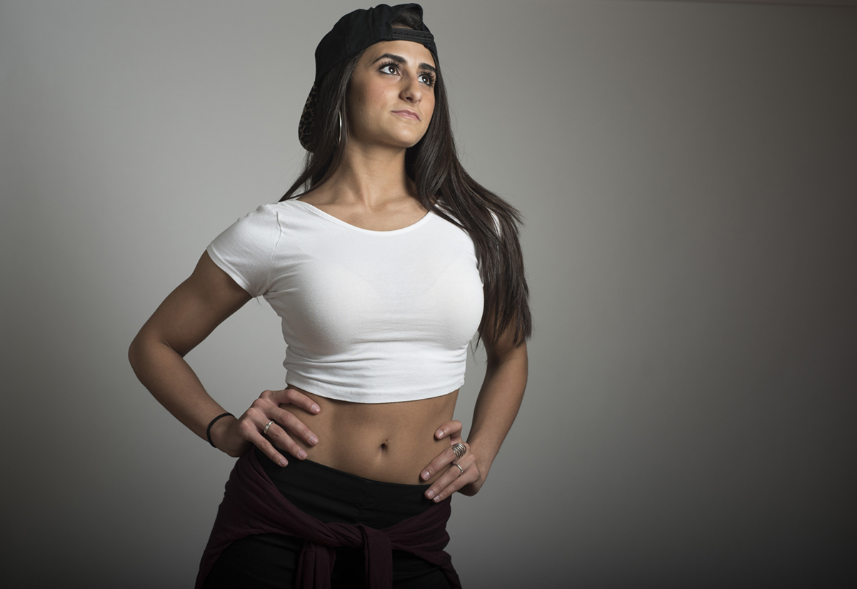 腰に手を当てる女性