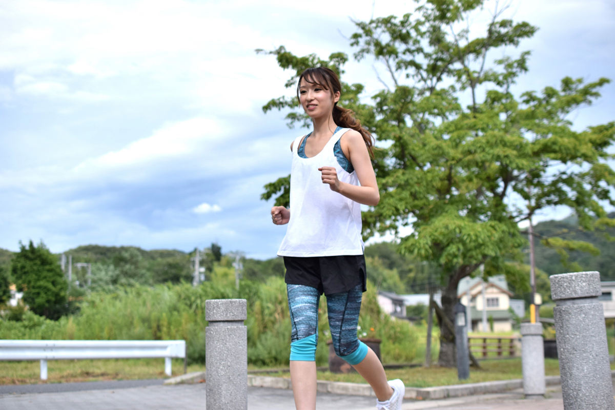 ランニングする女性